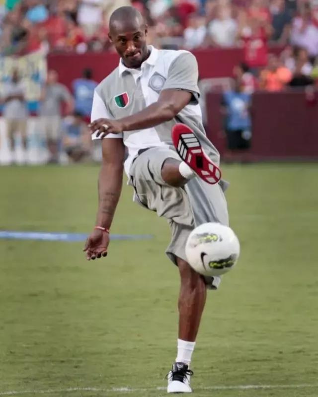 山东男篮激烈对决青岛男篮，裁判控场不足引发热议，球员受伤成焦点。