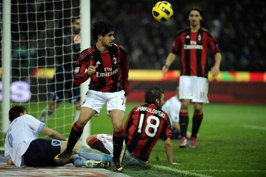 姆巴佩将带着一根手指骨折比赛，他的坚韧精神点燃球迷热情