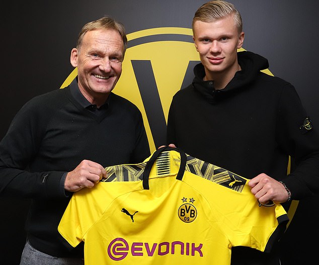 理性追星，新鹏城vs成都赛后有球迷跳下看台与韦世豪合影