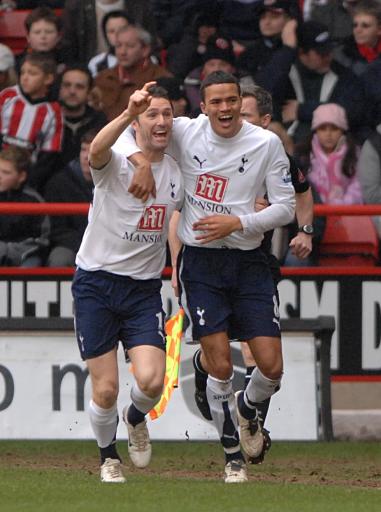 三连冠！上海海港加冕2025赛季中超冠军，摘下队史中超第四星（上海海港三连霸！加冕2025中超王者，队史第四星闪耀）